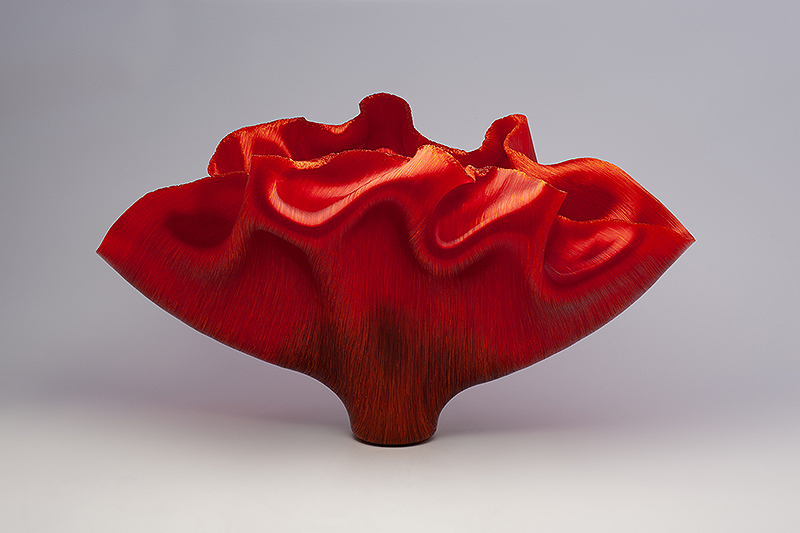 Toots Zynsky, Cardinalis Cardinalis, 2024. Filet de verre (glass thread). 17” h x 30½ ” w x 15½” d. ©Toots Zynsky, 2024. Courtesy of the artist. 